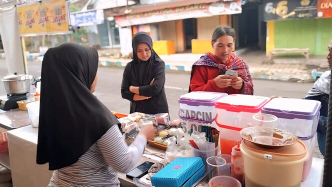 
					Warga ngabuburit saat sore hari menjelang buka puasa.