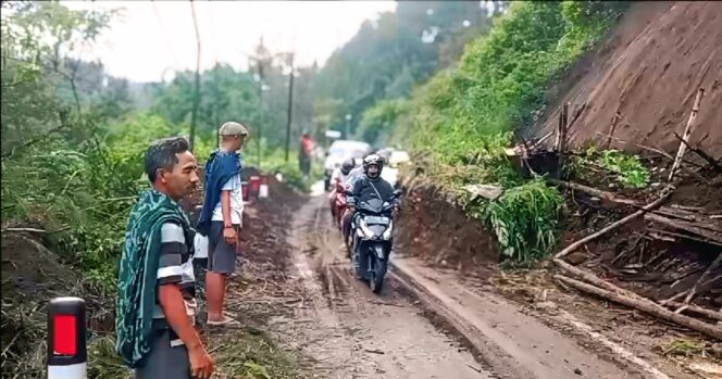 
					LONGSOR: Pengendara roda 2 dan 4 saat melewati sisa material longsor di jalur wisata Bromo. (foto: Hafiz Rozani)