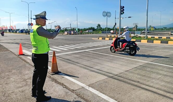 
					SIAGA: Anggota kepolisan tengah mengatur lalin di akses menuju exit Tol Leces, Probolinggo. (foto: dokumen).
