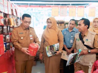 SIDAK: Wali Kota Probolinggo, dr. Aminuddin (paling kiri) saat mengecek makanan dan minuman di swalayan. (foto: Hafiz Rozani)
