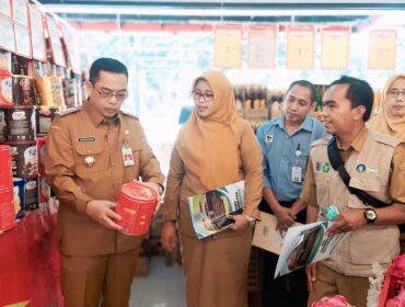 SIDAK: Wali Kota Probolinggo, dr. Aminuddin (paling kiri) saat mengecek makanan dan minuman di swalayan. (foto: Hafiz Rozani)
