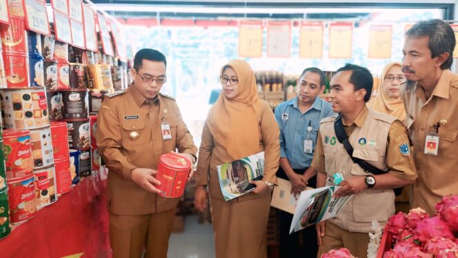 
					SIDAK: Wali Kota Probolinggo, dr. Aminuddin (paling kiri) saat mengecek makanan dan minuman di swalayan. (foto: Hafiz Rozani)
