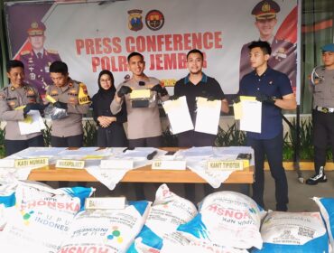 UNGKAP KASUS: Polres Jember saat menggelar konferensi pers ungkap kasus penyelewengan pupuk subsidi. (foto: M. Abd. Rozak Mubarok).