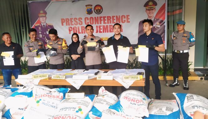 
					UNGKAP KASUS: Polres Jember saat menggelar konferensi pers ungkap kasus penyelewengan pupuk subsidi. (foto: M. Abd. Rozak Mubarok).