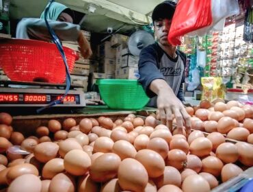 Pedagang telur di Pasar Senduro, Lumajang.