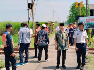 SURVEI: Proses survei lokasi pos perlintasan kereta api di Desa Banjarsari, Kec. Sumberasih, oleh Dishub Kabupaten Probolinggo. (istimewa)