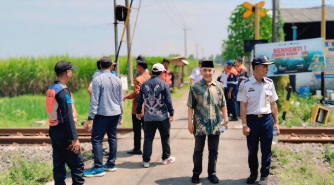 SURVEI: Proses survei lokasi pos perlintasan kereta api di Desa Banjarsari, Kec. Sumberasih, oleh Dishub Kabupaten Probolinggo. (istimewa)