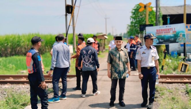 
					SURVEI: Proses survei lokasi pos perlintasan kereta api di Desa Banjarsari, Kec. Sumberasih, oleh Dishub Kabupaten Probolinggo. (istimewa)