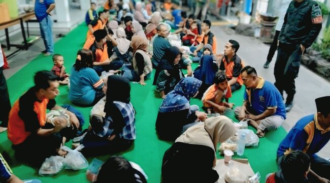 Lembaga Pemasyarakatan (Lapas) Kelas IIB Lumajang mengadakan acara buka bersama dengan keluarga warga binaan. 