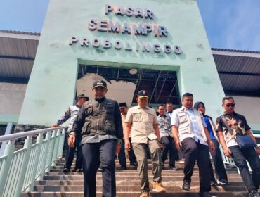 SIDAK: Bupati Probolinggo, Gus dr. Mohammad Haris (bertopi, paling kiri) saat sidak ke Pasar Semampir di Kecamatan Kraksaan. (foto: Moch. Rochim).