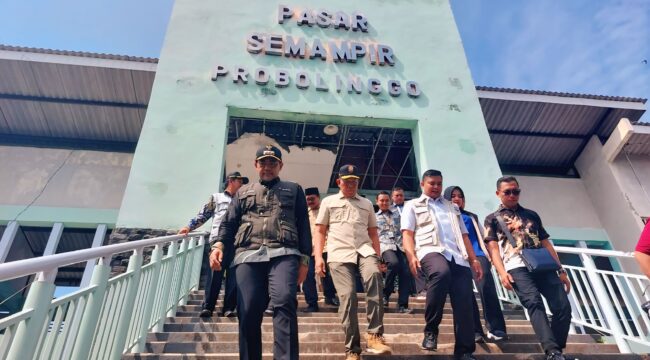 SIDAK: Bupati Probolinggo, Gus dr. Mohammad Haris (bertopi, paling kiri) saat sidak ke Pasar Semampir di Kecamatan Kraksaan. (foto: Moch. Rochim).