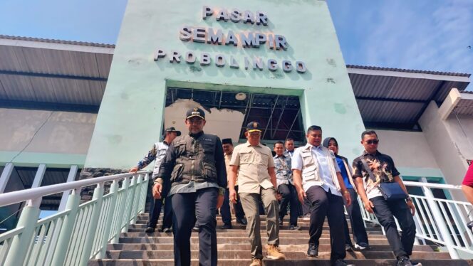 
					SIDAK: Bupati Probolinggo, Gus dr. Mohammad Haris (bertopi, paling kiri) saat sidak ke Pasar Semampir di Kecamatan Kraksaan. (foto: Moch. Rochim).