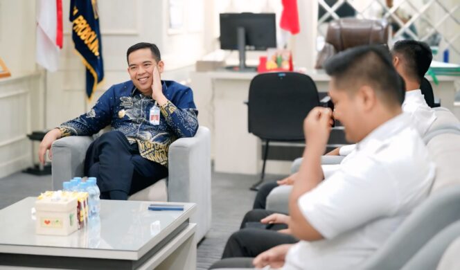 
					BERBINCANG:  Wali Kota Probolinggo, dr. Aminuddin, saat bertemu dengan Kalapas Kelas II B Probolinggo, Dadang Rais Saputro dan sejumlah pejabat Lapas. (Foto: istimewa)
