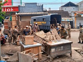 Petugas Satpol PP Kabupaten Probolinggo saat menertibkan pedagang yang berjualan di area luar Pasar Semampir. (foto: Istimewa)
