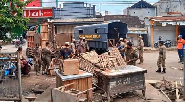 Petugas Satpol PP Kabupaten Probolinggo saat menertibkan pedagang yang berjualan di area luar Pasar Semampir. (foto: Istimewa)
