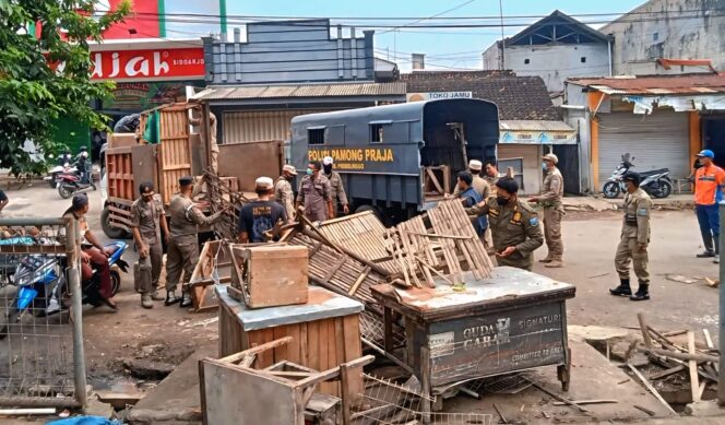 
					Petugas Satpol PP Kabupaten Probolinggo saat menertibkan pedagang yang berjualan di area luar Pasar Semampir. (foto: Istimewa)
