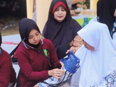 MELAYANI: Pemberian layanan kesehatan gratis oleh anggota Polres Probolinggo kepada warga Kecamatan Bantaran. (Foto: Bag. Humas Polres Probolinggo)