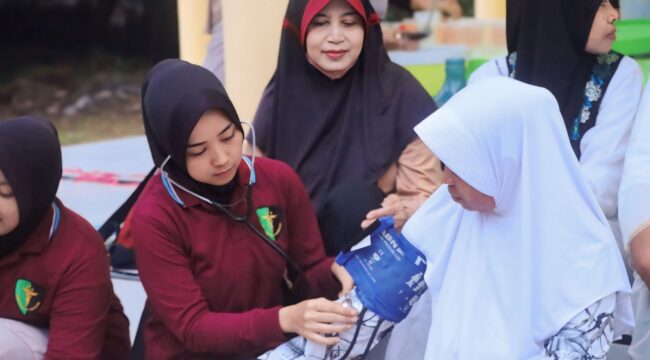 MELAYANI: Pemberian layanan kesehatan gratis oleh anggota Polres Probolinggo kepada warga Kecamatan Bantaran. (Foto: Bag. Humas Polres Probolinggo)