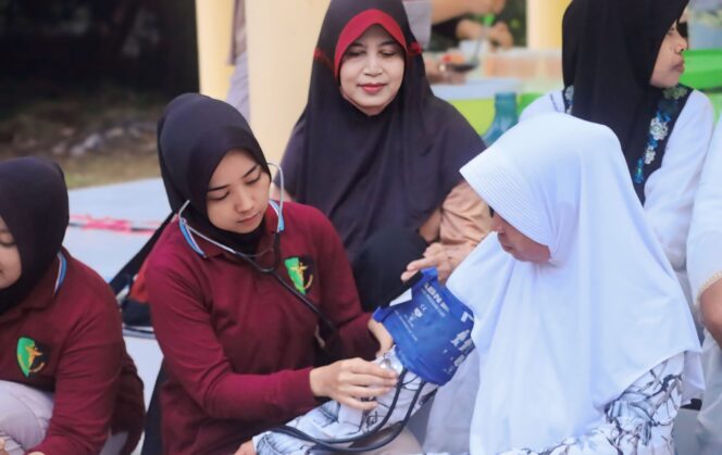 
					MELAYANI: Pemberian layanan kesehatan gratis oleh anggota Polres Probolinggo kepada warga Kecamatan Bantaran. (Foto: Bag. Humas Polres Probolinggo)