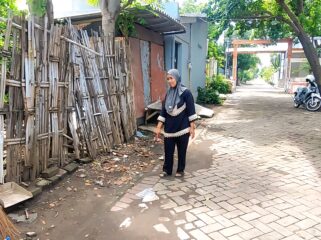 RAIB: Saudara pemilik motor, Sri, menunjukkan lokasi motor yang dicuri. (foto: Hafiz Rozani)