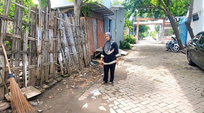 RAIB: Saudara pemilik motor, Sri, menunjukkan lokasi motor yang dicuri. (foto: Hafiz Rozani)