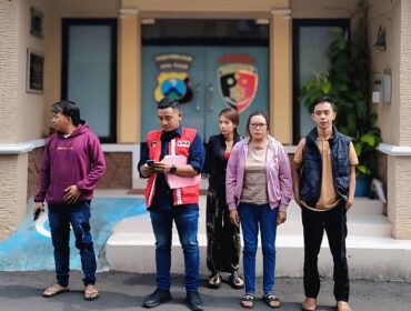 LAPORAN: Salamul Huda (rompi merah) dan Suwarni (berkaca mata) saat mendatangi Mapolres Probolinggo, Senin (17/3/25) siang. (foto: Ali Ya'lu).
