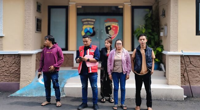 LAPORAN: Salamul Huda (rompi merah) dan Suwarni (berkaca mata) saat mendatangi Mapolres Probolinggo, Senin (17/3/25) siang. (foto: Ali Ya'lu).
