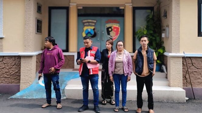 
					LAPORAN: Salamul Huda (rompi merah) dan Suwarni (berkaca mata) saat mendatangi Mapolres Probolinggo, Senin (17/3/25) siang. (foto: Ali Ya'lu).
