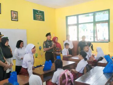 MBG: Komandan Kodim 0824 Jember, Letkol Arm Indra Andriansyah saat umumkan peluncuran program 'Dapur Sehat' di SD Kartika IX-1 Kecamatan Patrang, Jember. (foto: M. Abd. Rozak Mubarok).
