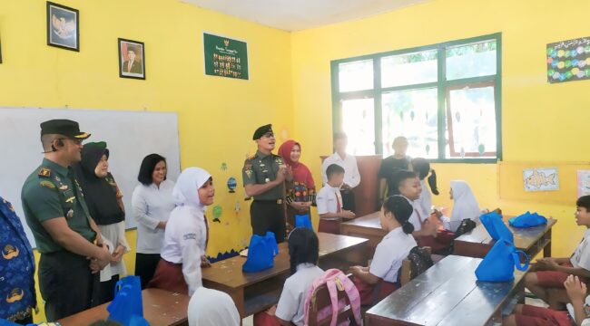 MBG: Komandan Kodim 0824 Jember, Letkol Arm Indra Andriansyah saat umumkan peluncuran program 'Dapur Sehat' di SD Kartika IX-1 Kecamatan Patrang, Jember. (foto: M. Abd. Rozak Mubarok).
