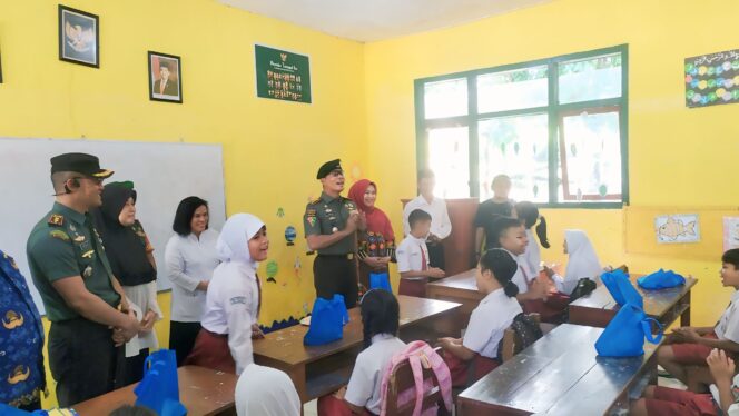 
					MBG: Komandan Kodim 0824 Jember, Letkol Arm Indra Andriansyah saat umumkan peluncuran program 'Dapur Sehat' di SD Kartika IX-1 Kecamatan Patrang, Jember. (foto: M. Abd. Rozak Mubarok).
