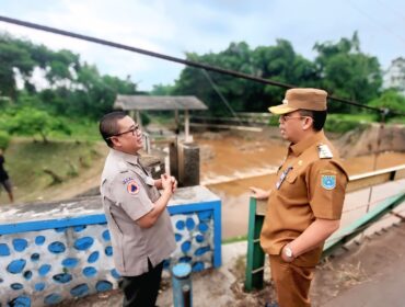 PANTAU: Wali Kota Probolinggo, dr. Aminuddin, bersama Kalaksa BPBD Kota Probolinggo, Sugito Prasetyo, saat meninjau Dam Kedunggaleng. (foto: Hafiz Rozani).