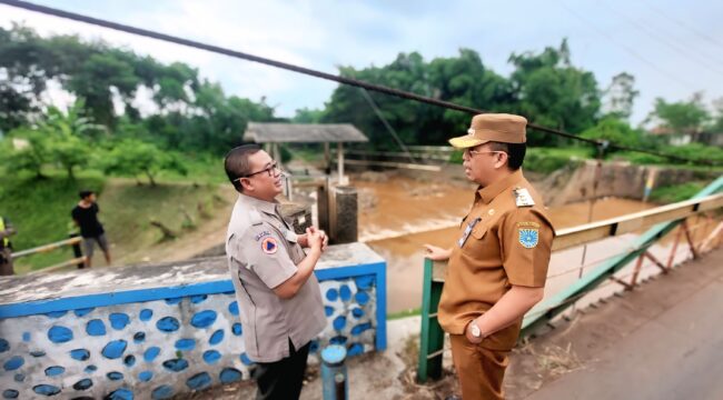 PANTAU: Wali Kota Probolinggo, dr. Aminuddin, bersama Kalaksa BPBD Kota Probolinggo, Sugito Prasetyo, saat meninjau Dam Kedunggaleng. (foto: Hafiz Rozani).