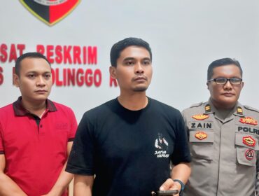 PAPARKAN: Kasat Reskrim Polres Probolinggo Kota, Iptu Zainal Arifin (memakai kaos hitam) saat paparkan hasil otopsi. (foto: Hafiz Rozani).