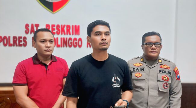 PAPARKAN: Kasat Reskrim Polres Probolinggo Kota, Iptu Zainal Arifin (memakai kaos hitam) saat paparkan hasil otopsi. (foto: Hafiz Rozani).