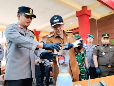 DIMUSNAHKAN: Kapolres Probolinggo, AKBP Wisnu Wardhana (kiri) bersama Bupati Probolinggo, Gus Haris (temgah) saat memusnahkan pil setan. (foto: Ali Ya'lu).
