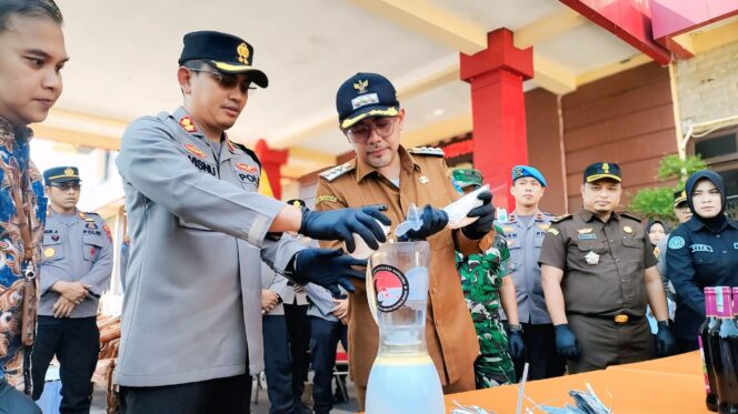 
					DIMUSNAHKAN: Kapolres Probolinggo, AKBP Wisnu Wardhana (kiri) bersama Bupati Probolinggo, Gus Haris (temgah) saat memusnahkan pil setan. (foto: Ali Ya'lu).
