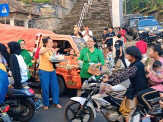 Umat Hindu bagi-bagi takjil di depan Pura Mandhara Giri Semeru Agung, Senduro, Lumajang.