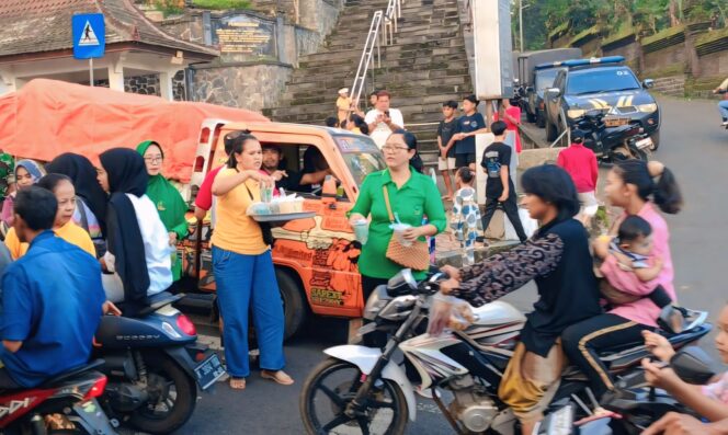 
					Umat Hindu bagi-bagi takjil di depan Pura Mandhara Giri Semeru Agung, Senduro, Lumajang.