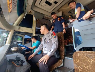 RAMP CHECK: Petugas gabungan saat melakukan ramp check pada salah satu bus milik AKAS VI di Kota Probolinggo. (foto: Hafiz Rozani).