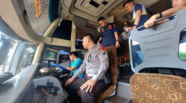 RAMP CHECK: Petugas gabungan saat melakukan ramp check pada salah satu bus milik AKAS VI di Kota Probolinggo. (foto: Hafiz Rozani).