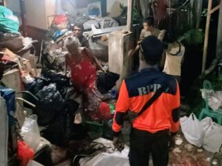 MITIGASI: BPBD Jember saat melakukan asesmen dan salurkan bantuan terhadap warga terdampak longsor di Kelurahan/Kecamatan Kaliwates. (foto: M. Abd. Rozak Mubarok).