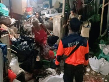 MITIGASI: BPBD Jember saat melakukan asesmen dan salurkan bantuan terhadap warga terdampak longsor di Kelurahan/Kecamatan Kaliwates. (foto: M. Abd. Rozak Mubarok).