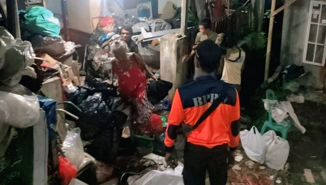 
					MITIGASI: BPBD Jember saat melakukan asesmen dan salurkan bantuan terhadap warga terdampak longsor di Kelurahan/Kecamatan Kaliwates. (foto: M. Abd. Rozak Mubarok).