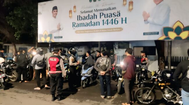 Polisi mengamankan belasan motor dalam razia skala besar di Pasuruan.
