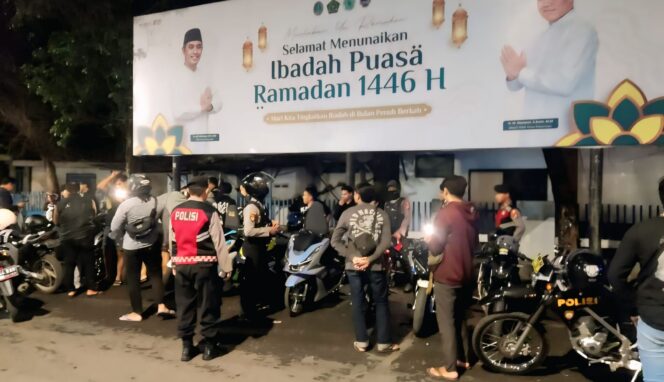 
					Polisi mengamankan belasan motor dalam razia skala besar di Pasuruan.
