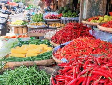 Harga bahan pokok di Pasar Baru Lumajang alami kenaikan.