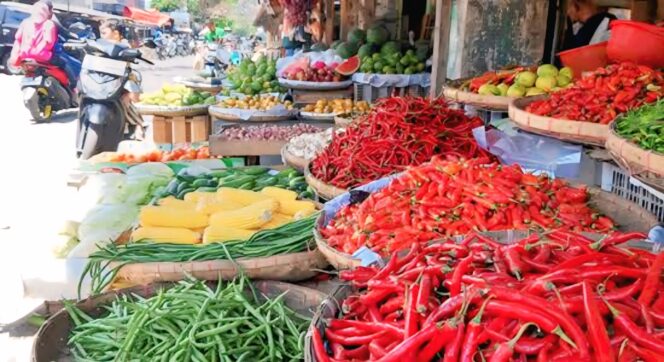 
					Harga bahan pokok di Pasar Baru Lumajang alami kenaikan.