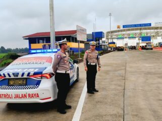 FUNGSIONAL: Sejumlah polisi bersiaga di Exit Tol Paiton, yang beroperasi fungsional menyambut arus mudik Tahun 2025. (foto: Bag. Humas Polres Probolinggo).