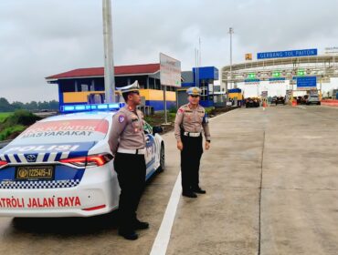 FUNGSIONAL: Sejumlah polisi bersiaga di Exit Tol Paiton, yang beroperasi fungsional menyambut arus mudik Tahun 2025. (foto: Bag. Humas Polres Probolinggo).